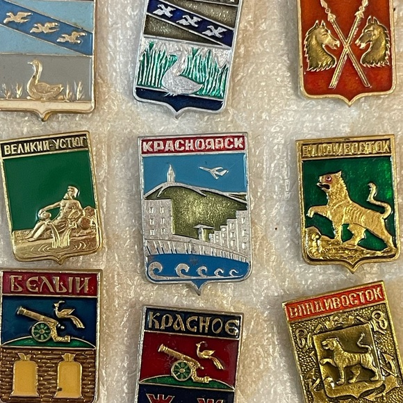 Vtg Set / Lot Of 44 Soviet UNION Cities Lapel Pins Badges Emblems of Russia USSR - Picture 5 of 7
